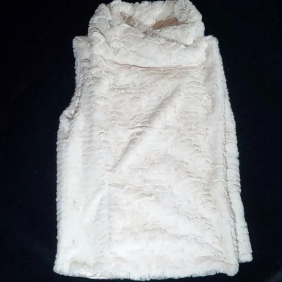 Rewind Faux Fur Button Closure Wrap Vest Size Large - Picture 2 of 16